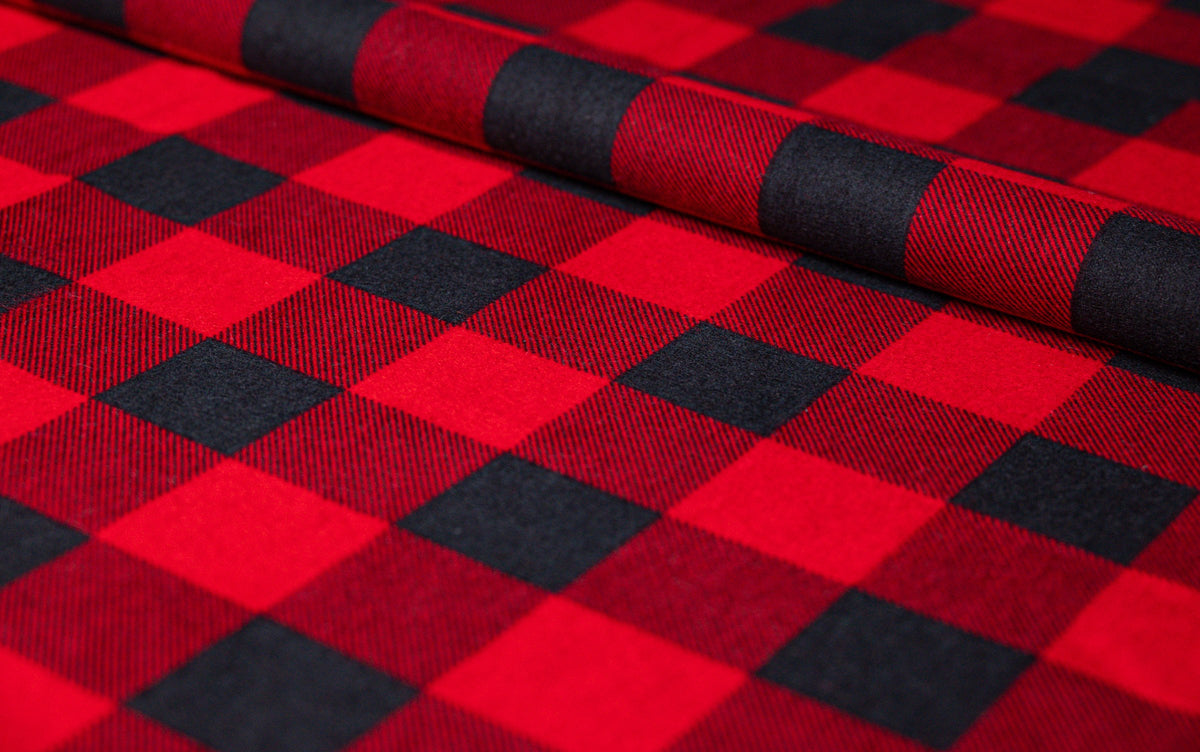 Couverture thérapeutique avec housse en flanelle à carreaux rouges : tissu en flanelle enroulé à carreaux rouge et noir avec armure sergé bien visible, détail du tissu photographié de biais