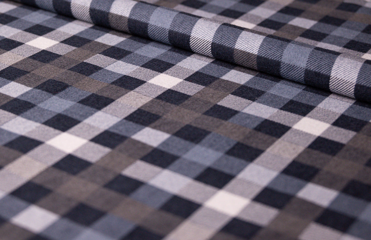Couverture thérapeutique avec housse en flanelle à carreaux gris : tissu en flanelle enroulé à petits carreaux gris, gris-bleu, taupe, blanc et bleu foncé, détail du tissu photographié de biais