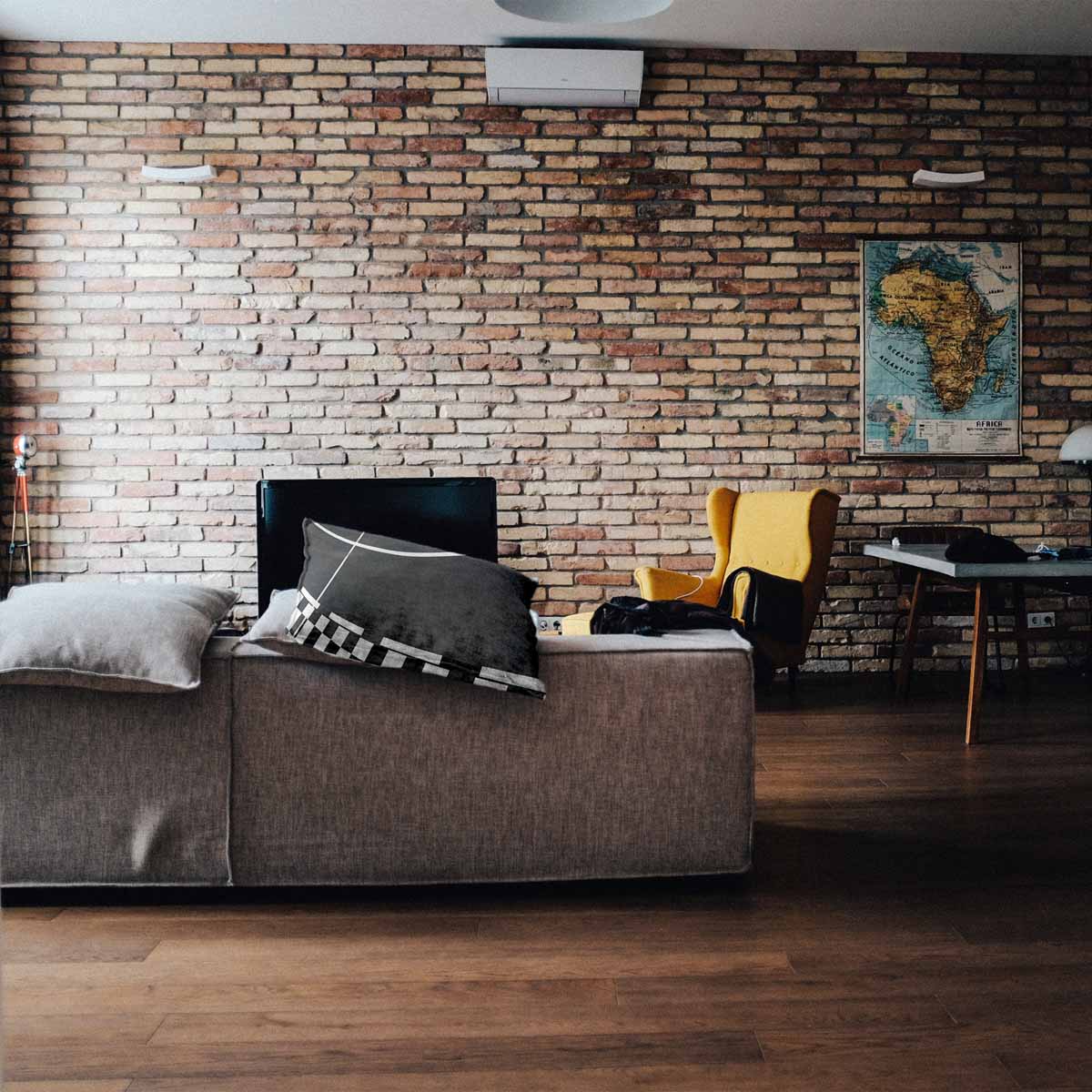 Coussin de santé gris foncé avec des rayures blanches