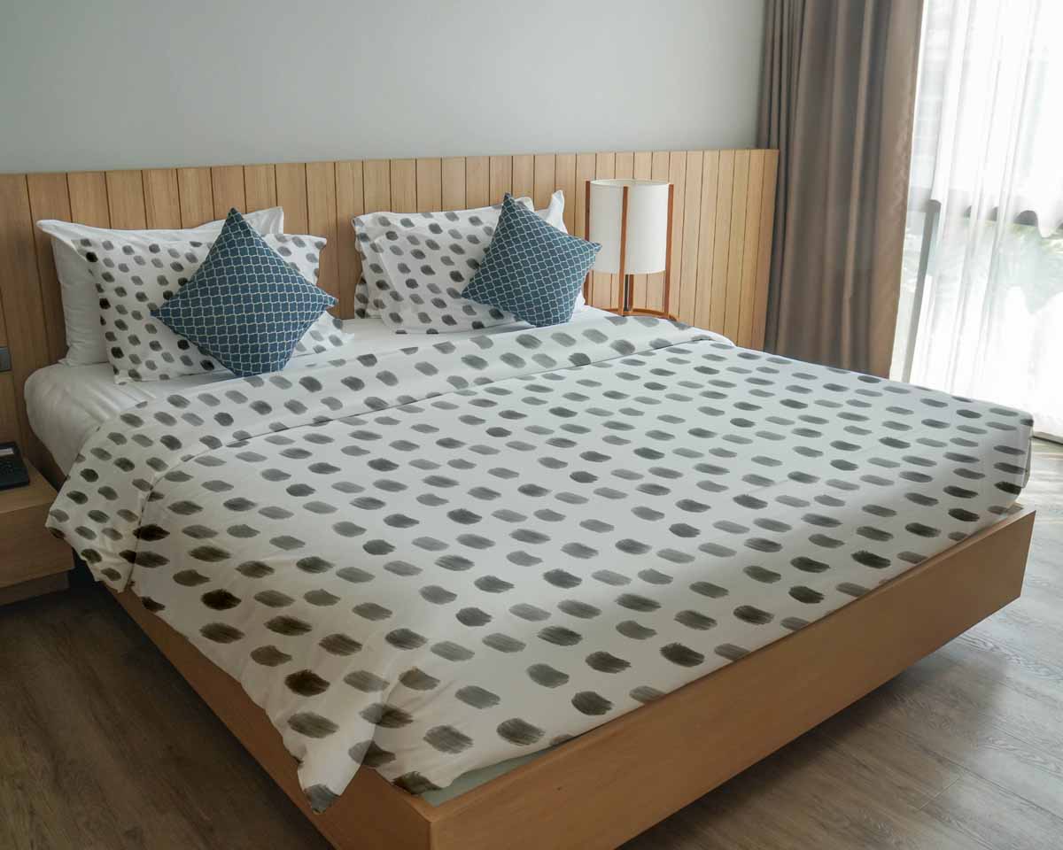 Couette de thérapie Ensemble de literie blanc avec des taches grises