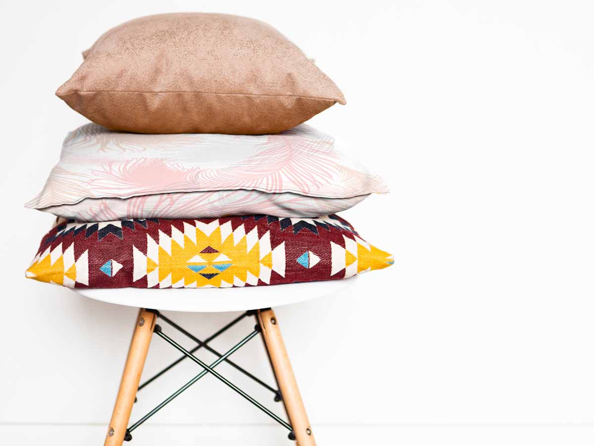 Coussin de santé blanc avec plumes roses