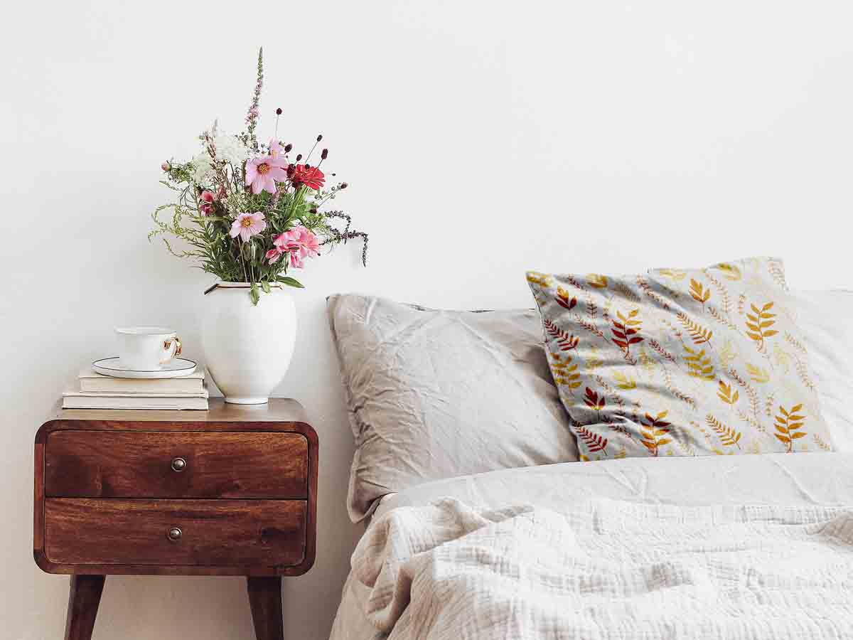 Coussin de santé blanc avec branches automnales