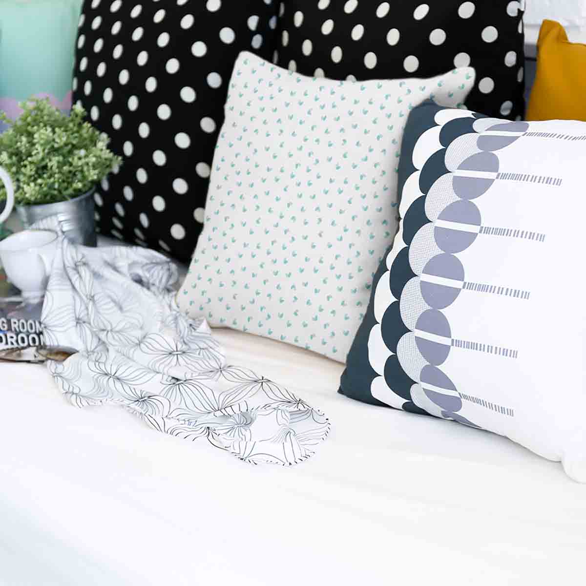 Coussin de santé blanc avec petits cœurs bleus