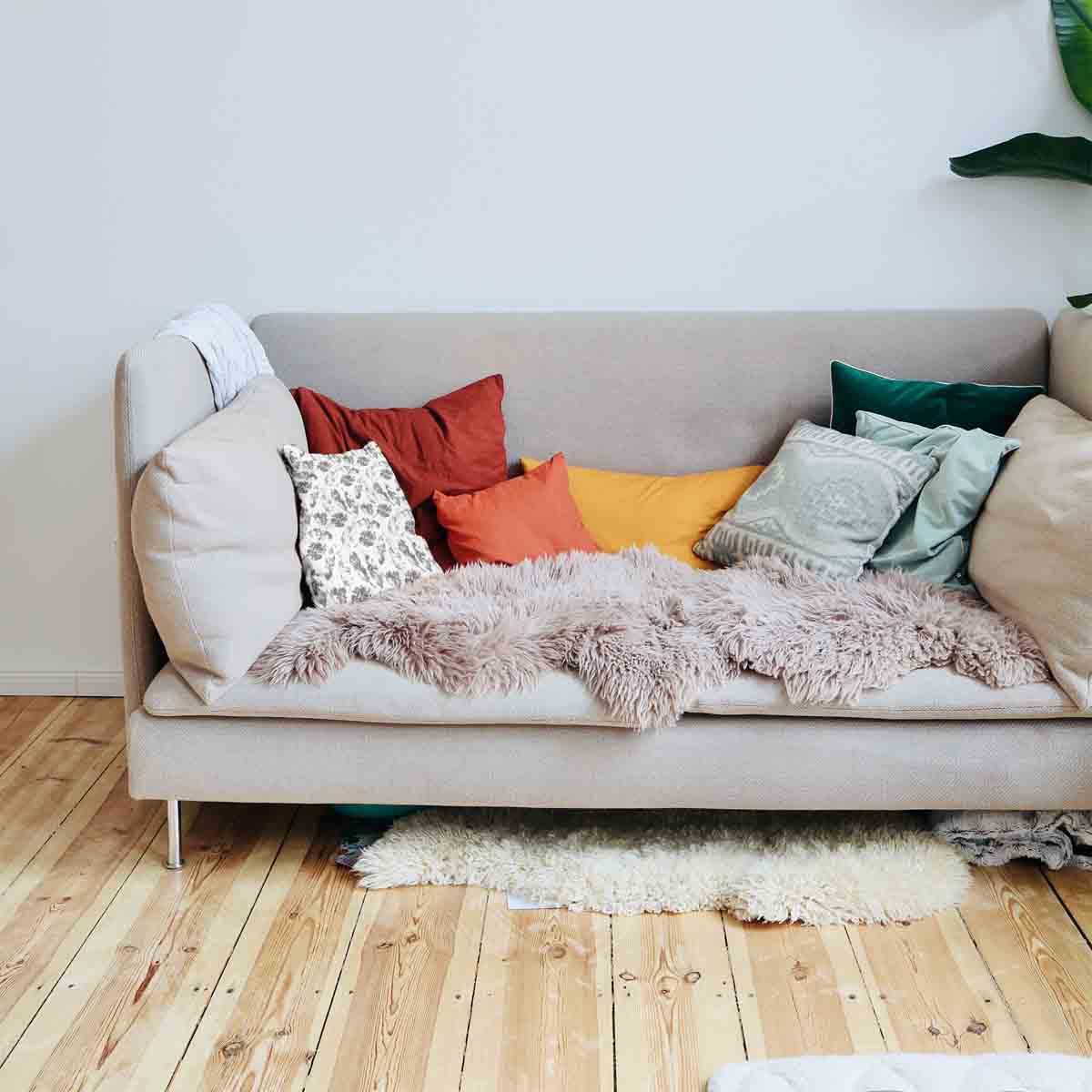 Coussin de santé blanc avec feuilles grises