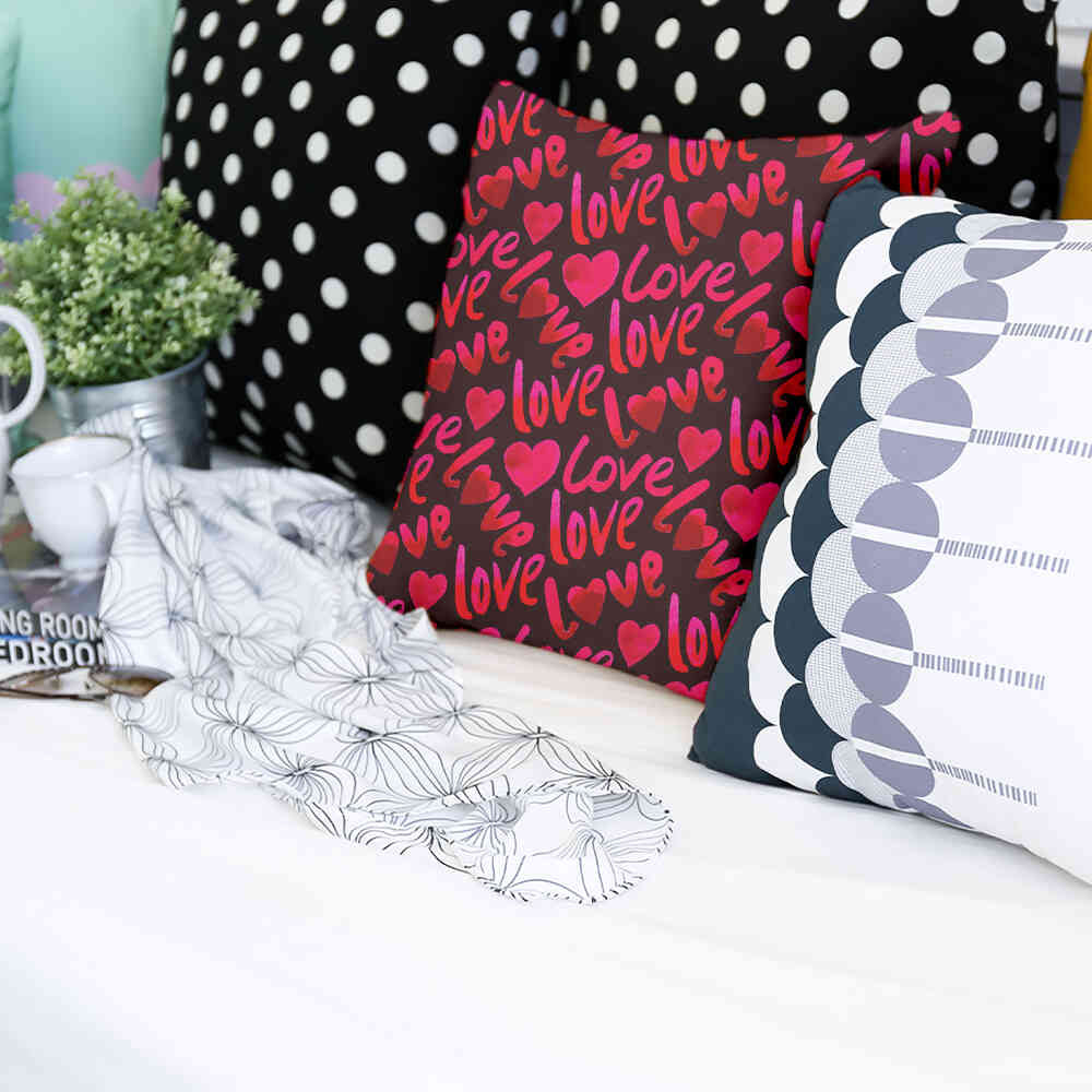 Coussin de santé noir avec inscription Love