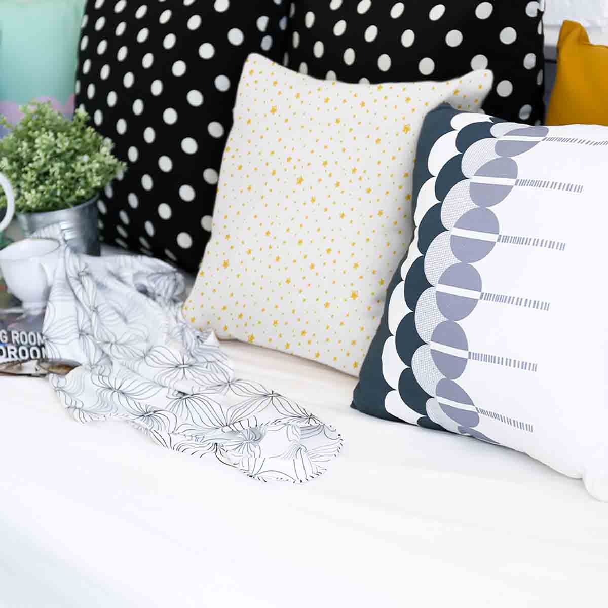 Coussin de santé blanc avec des étoiles jaunes