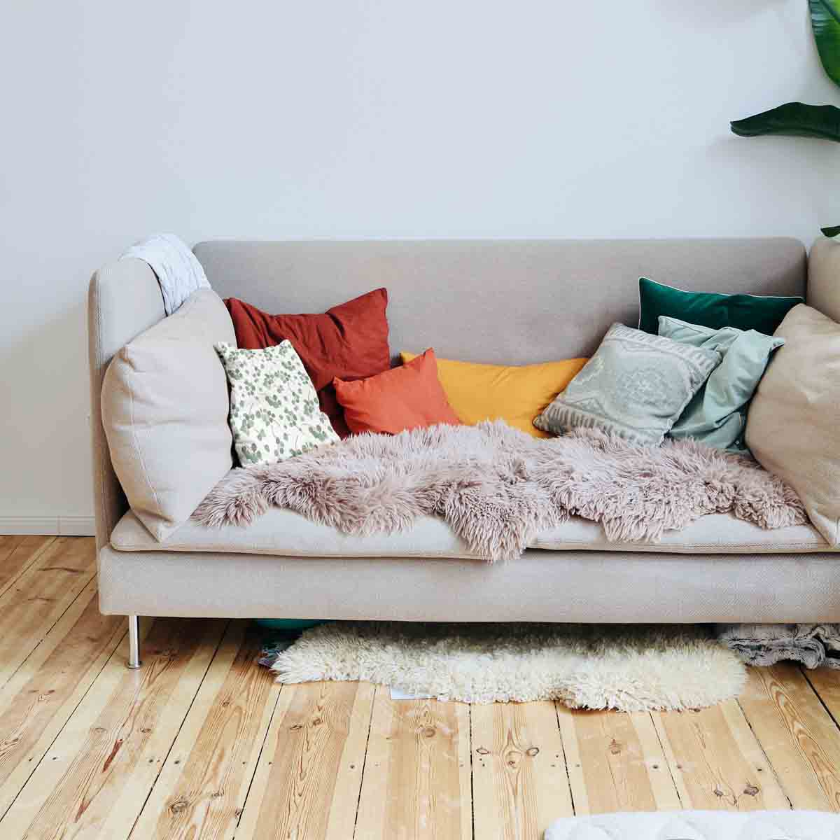 Coussin de santé blanc avec branches d'eucalyptus