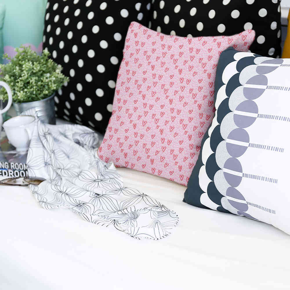 Coussin de santé rose avec des cœurs rouges