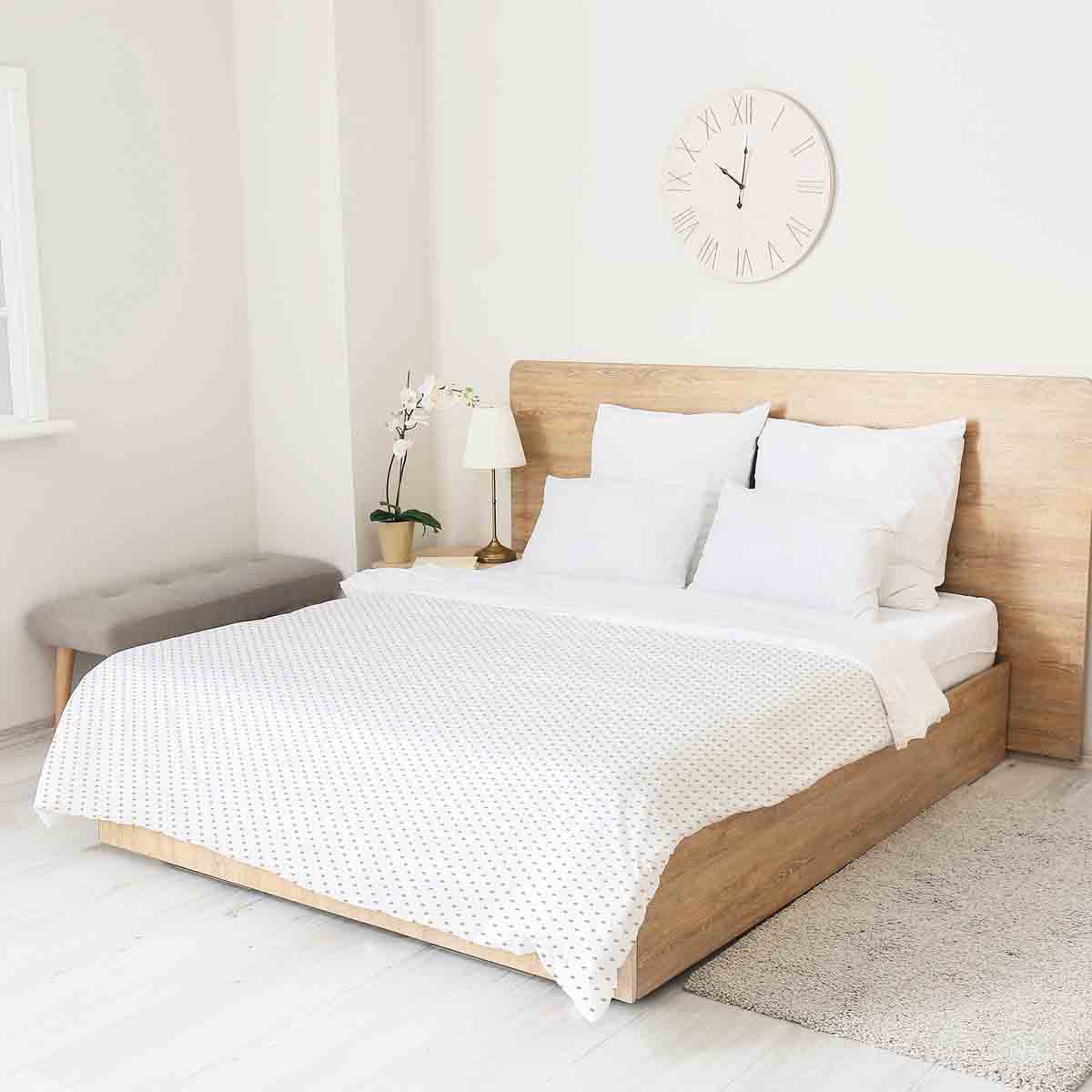 Ensemble de linge de lit avec couverture thérapeutique blanc avec petits points dorés