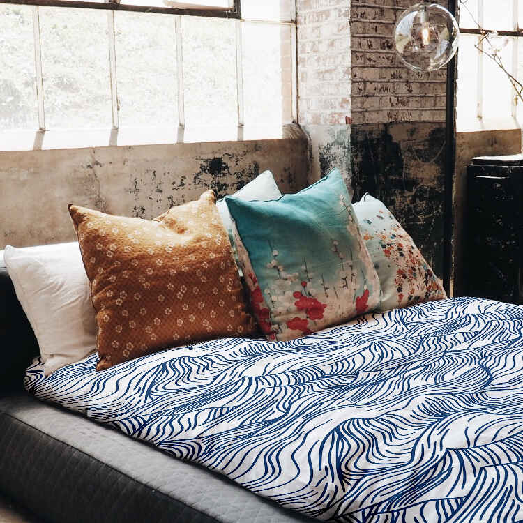 Ensemble de linge de lit avec couverture thérapeutique motifs ondulés en bleu