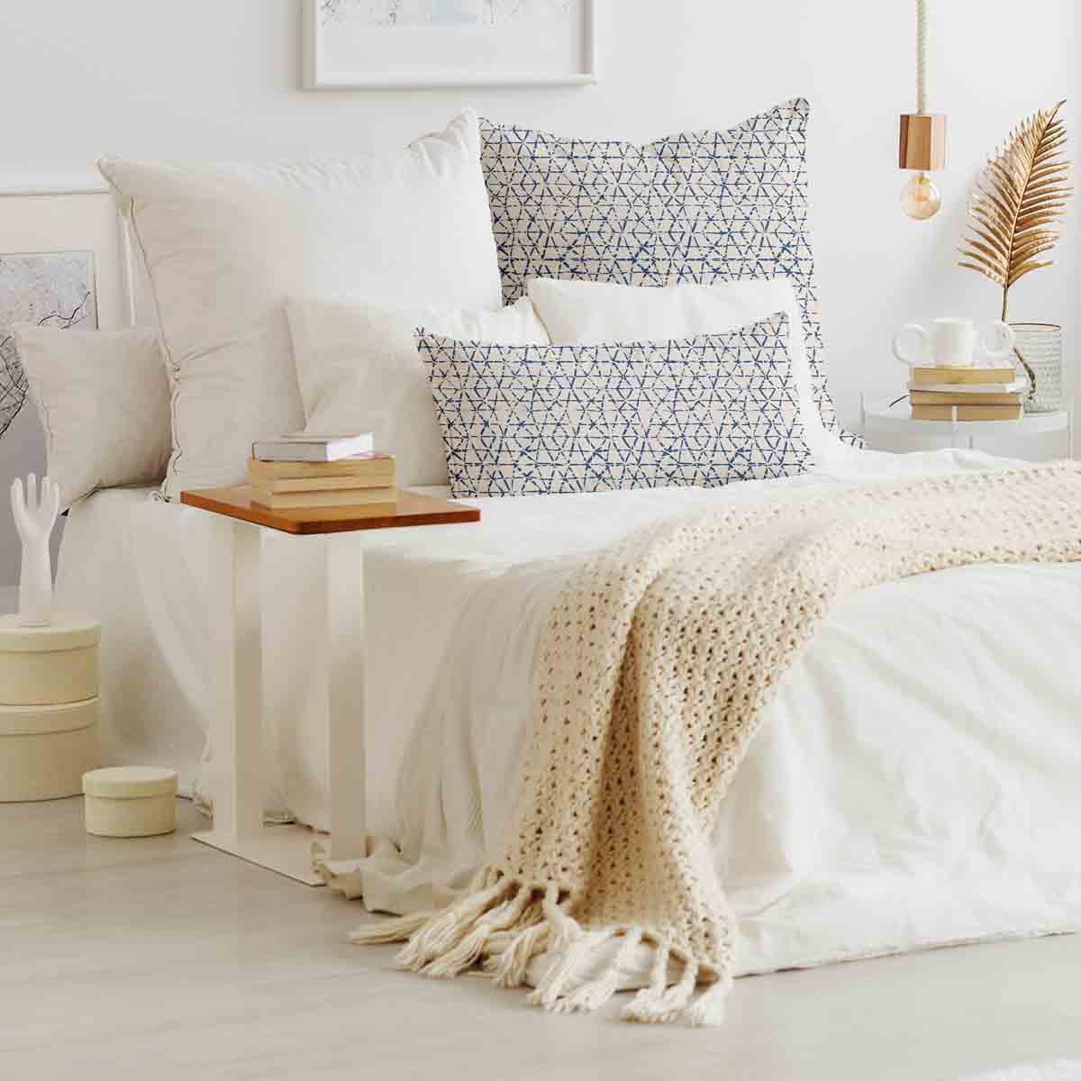 Coussin de santé blanc avec de délicates formes bleues