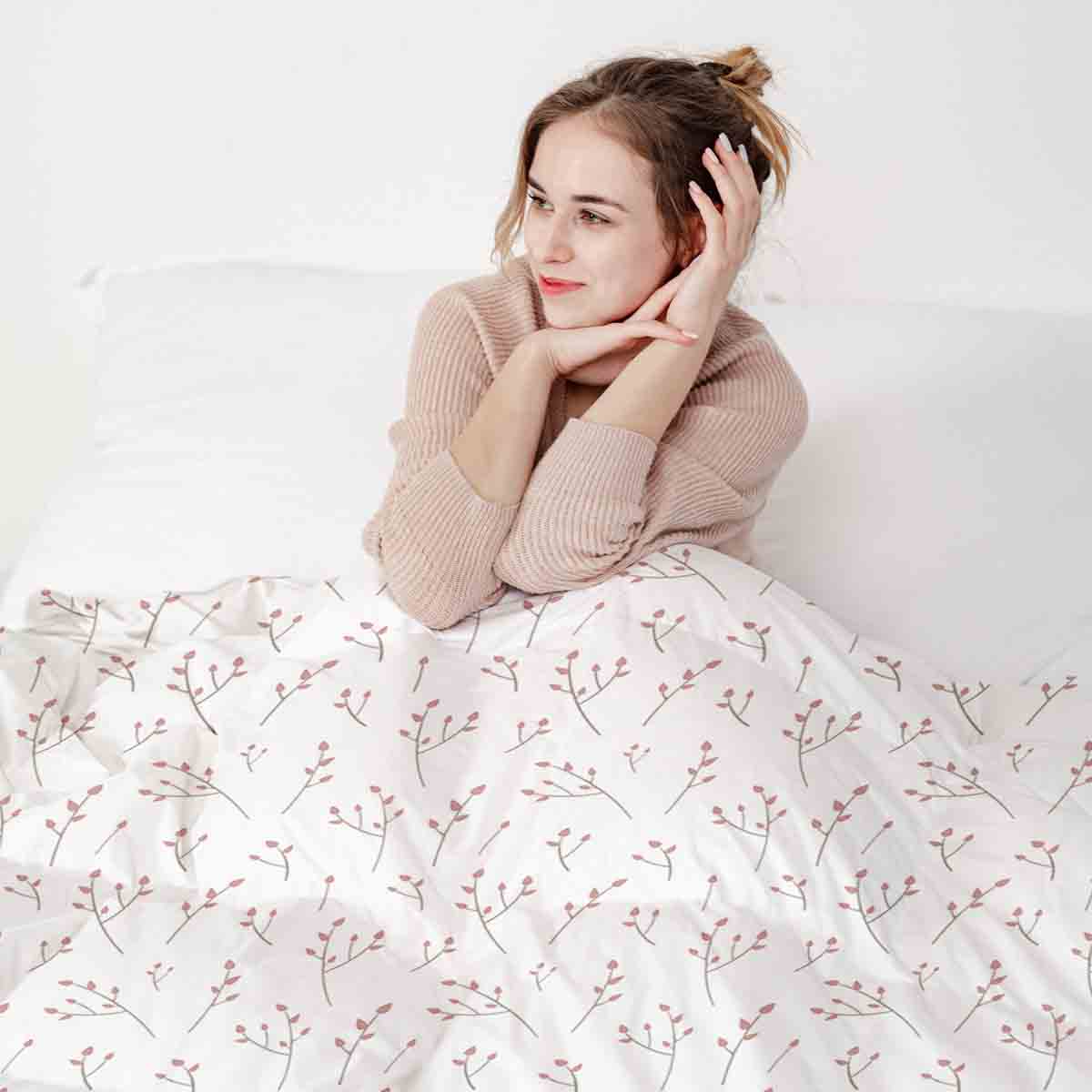 Ensemble de literie avec couverture thérapeutique blanc avec délicates roses