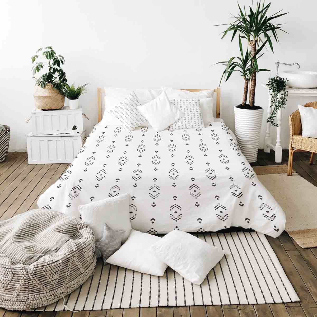 Ensemble de literie avec couverture thérapeutique blanc avec motif de flèches noires