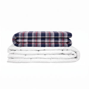 Couverture thérapeutique avec housse en flanelle à carreaux bleus, pliée sur la couverture intérieure blanche – détourée
