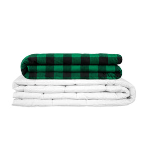 Couverture thérapeutique avec housse en flanelle à carreaux verts, pliée sur la couverture intérieure blanche – détourée
