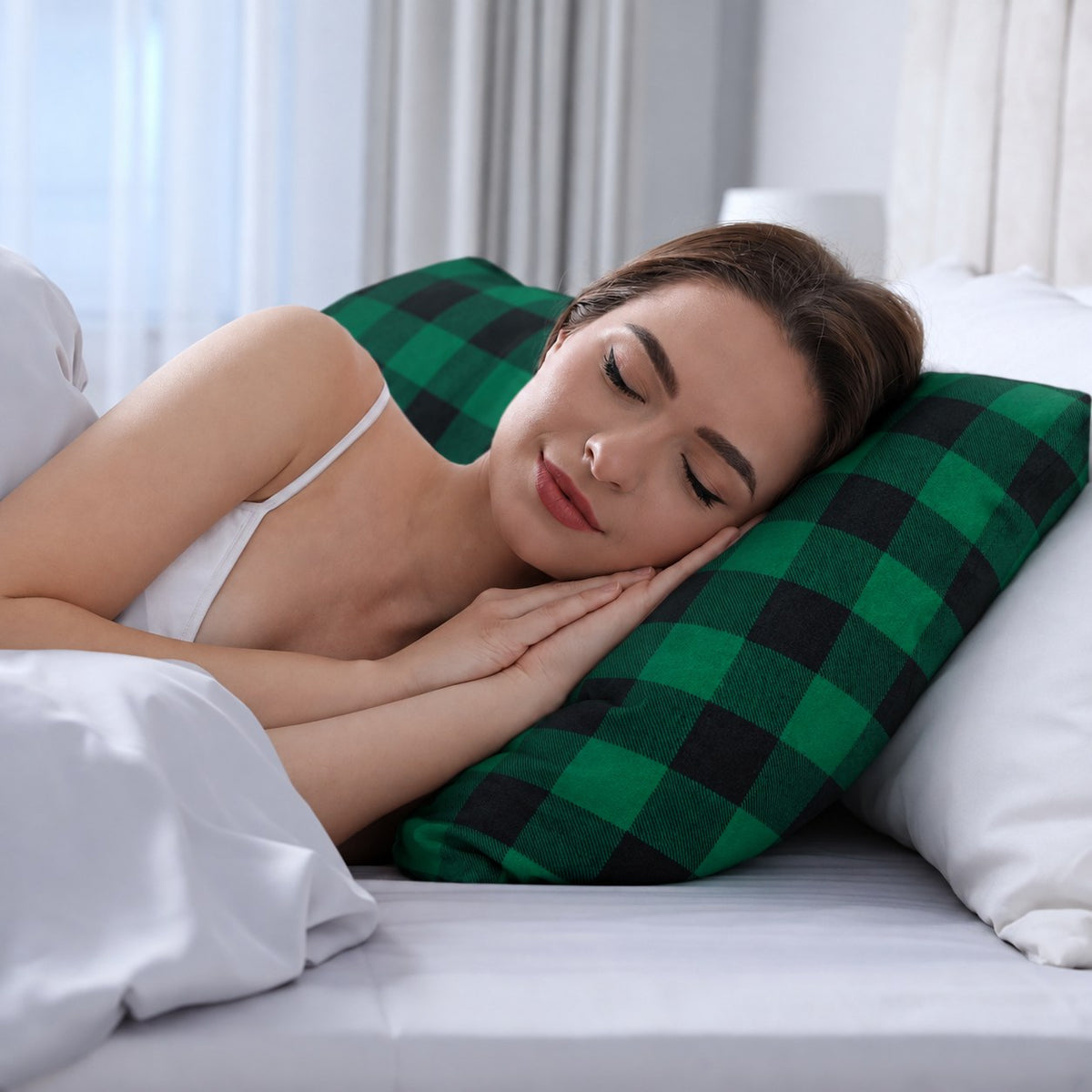 Femme dormant sur un coussin avec housse en flanelle à carreaux verts