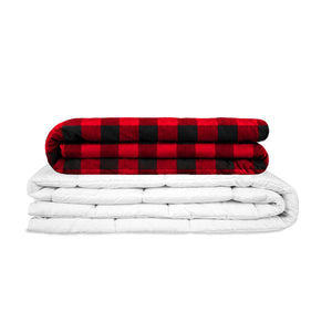 Couverture thérapeutique avec housse en flanelle à carreaux rouges, pliée sur la couverture intérieure blanche – détourée