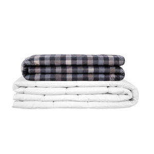 Couverture thérapeutique avec housse en flanelle à carreaux gris, pliée sur la couverture intérieure blanche – détourée