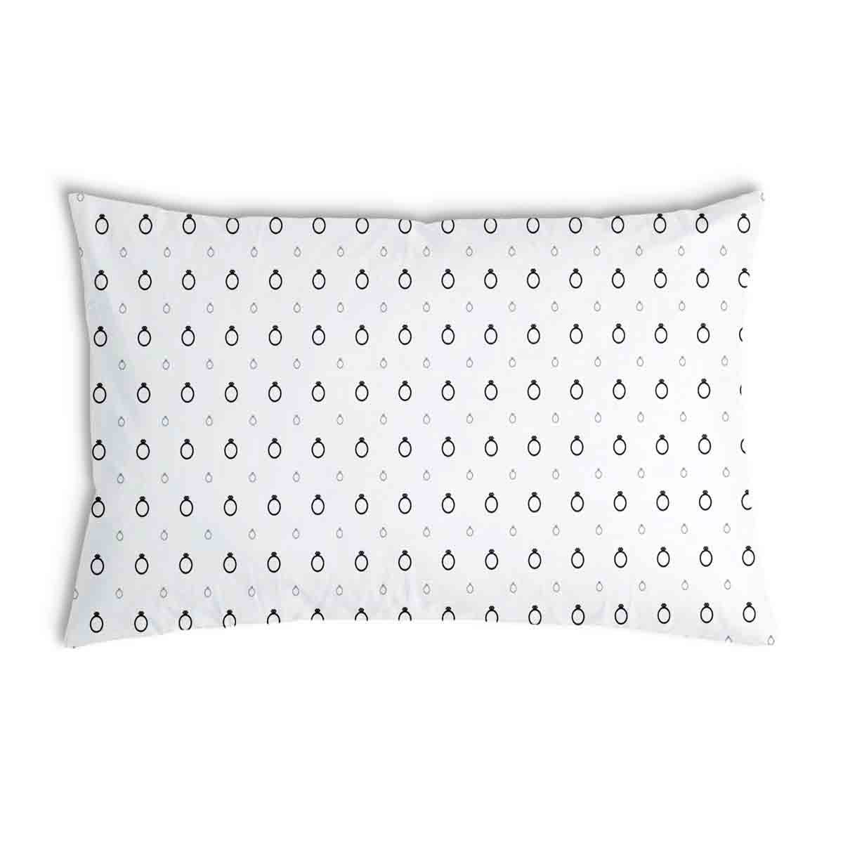 Coussin de santé blanc avec bagues de fiançailles