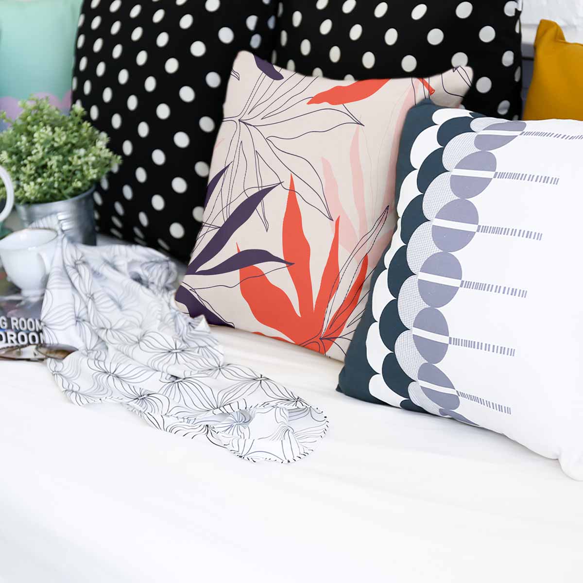 Coussin de santé beige avec des feuilles colorées