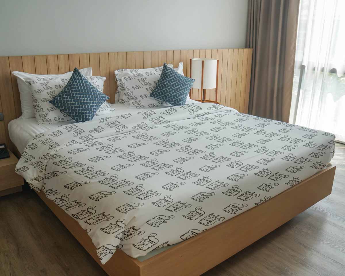 Couette thérapeutique Ensemble de linge de lit blanc avec chat mâle