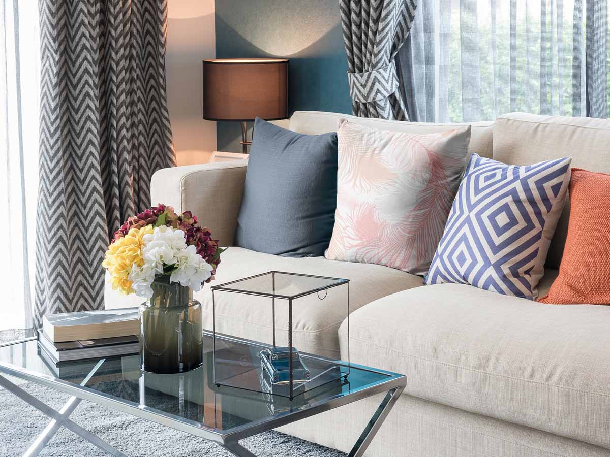 Coussin de santé blanc avec plumes roses