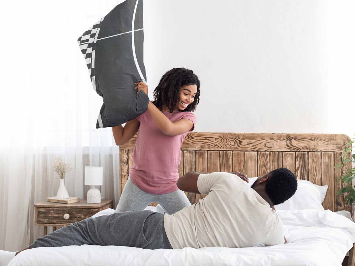 Coussin de santé gris foncé avec des rayures blanches