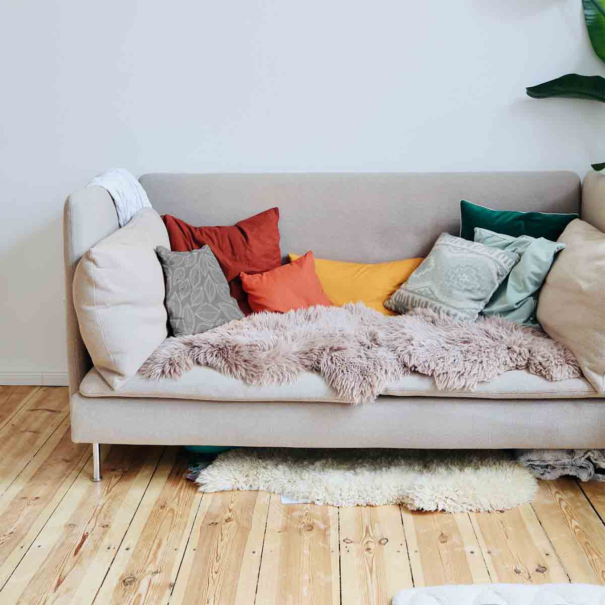 Coussin de santé gris avec feuilles de palmier blanches