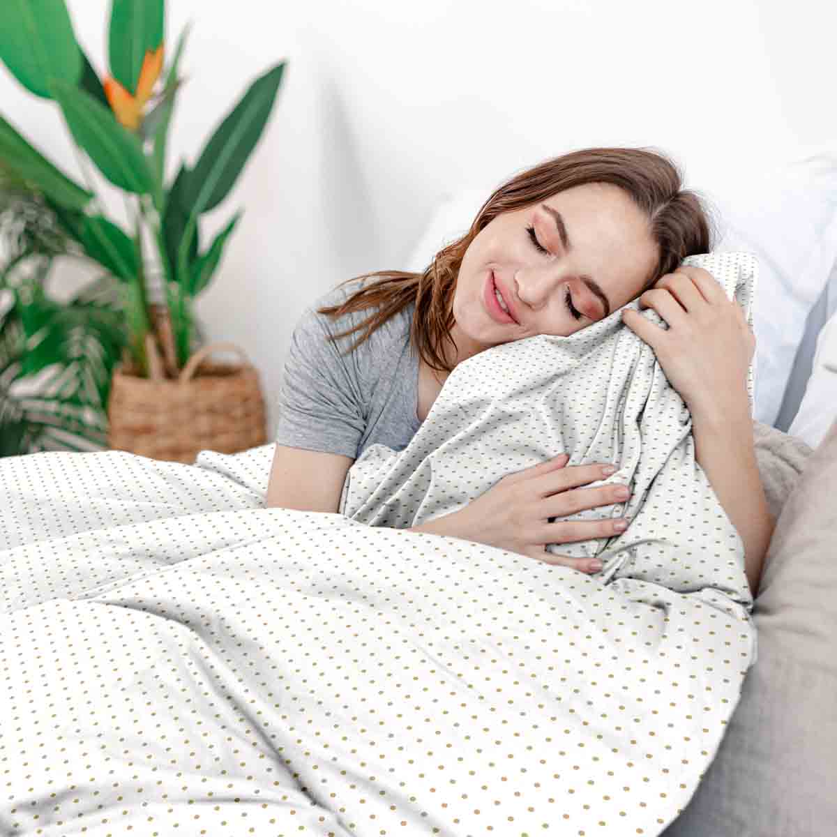 Ensemble de linge de lit avec couverture thérapeutique blanc avec petits points dorés