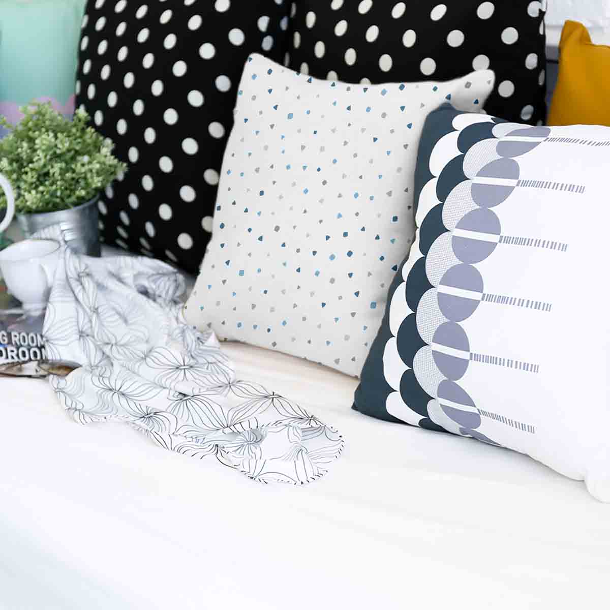Coussin de santé blanc avec petites formes bleues