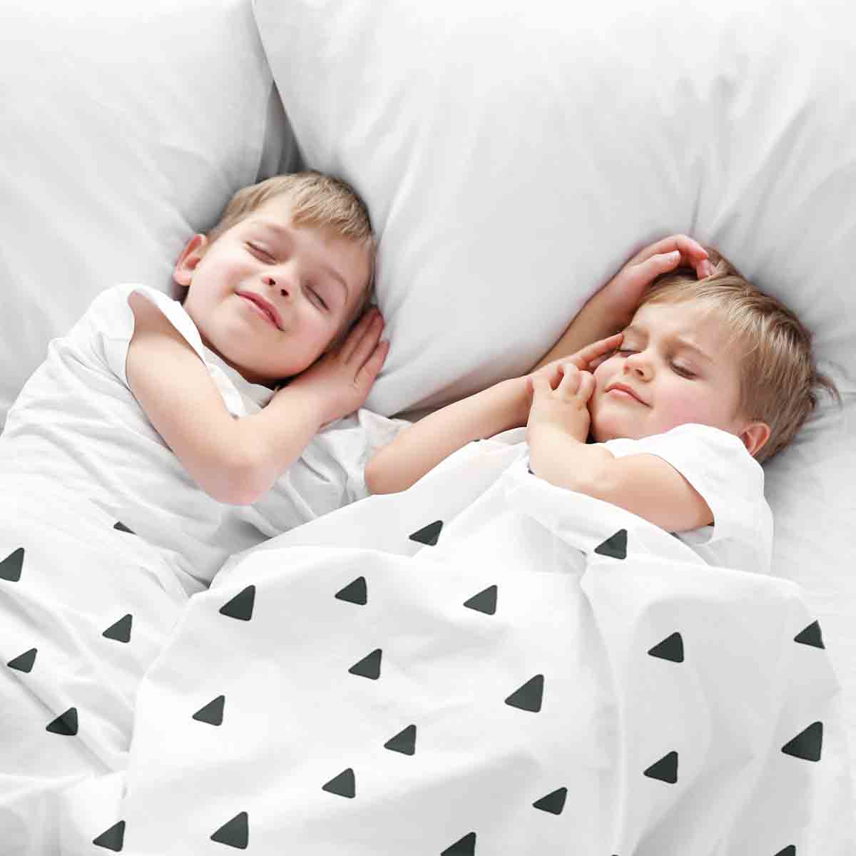 Ensemble de literie avec couverture thérapeutique blanc avec triangles noirs