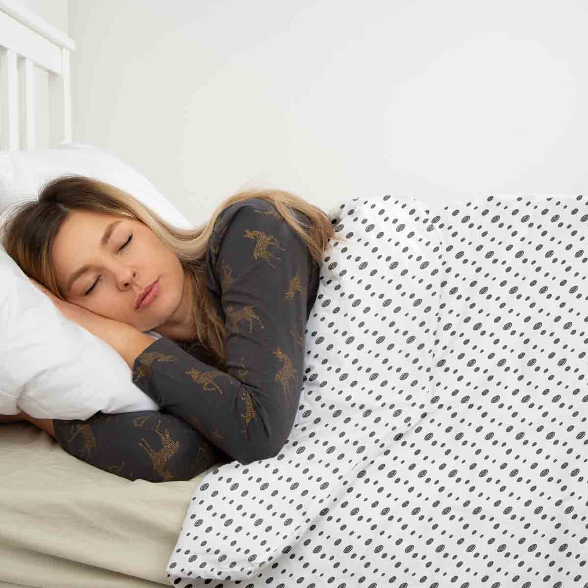Ensemble de literie avec couverture thérapeutique blanc avec de nombreux points gris