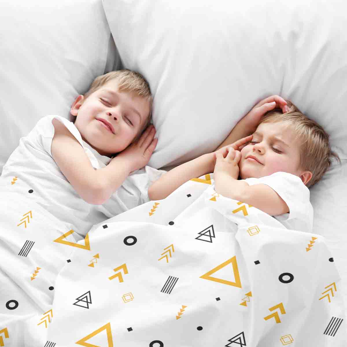 Ensemble de literie avec couverture thérapeutique blanc avec des triangles jaunes