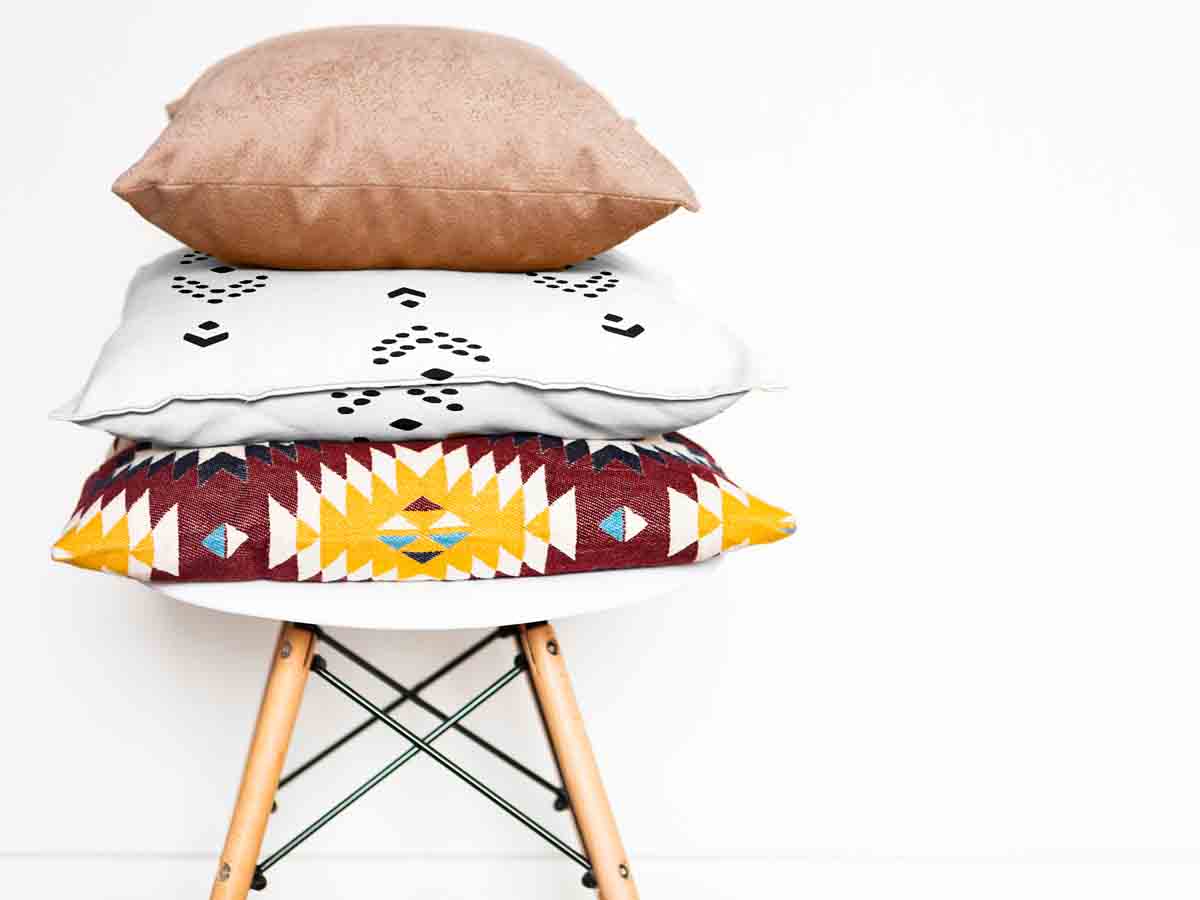 Coussin de santé blanc avec motif de flèches noires