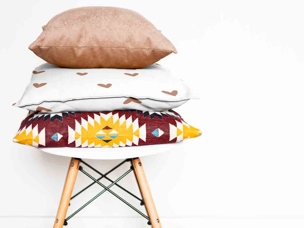 Coussin de santé blanc avec petits cœurs