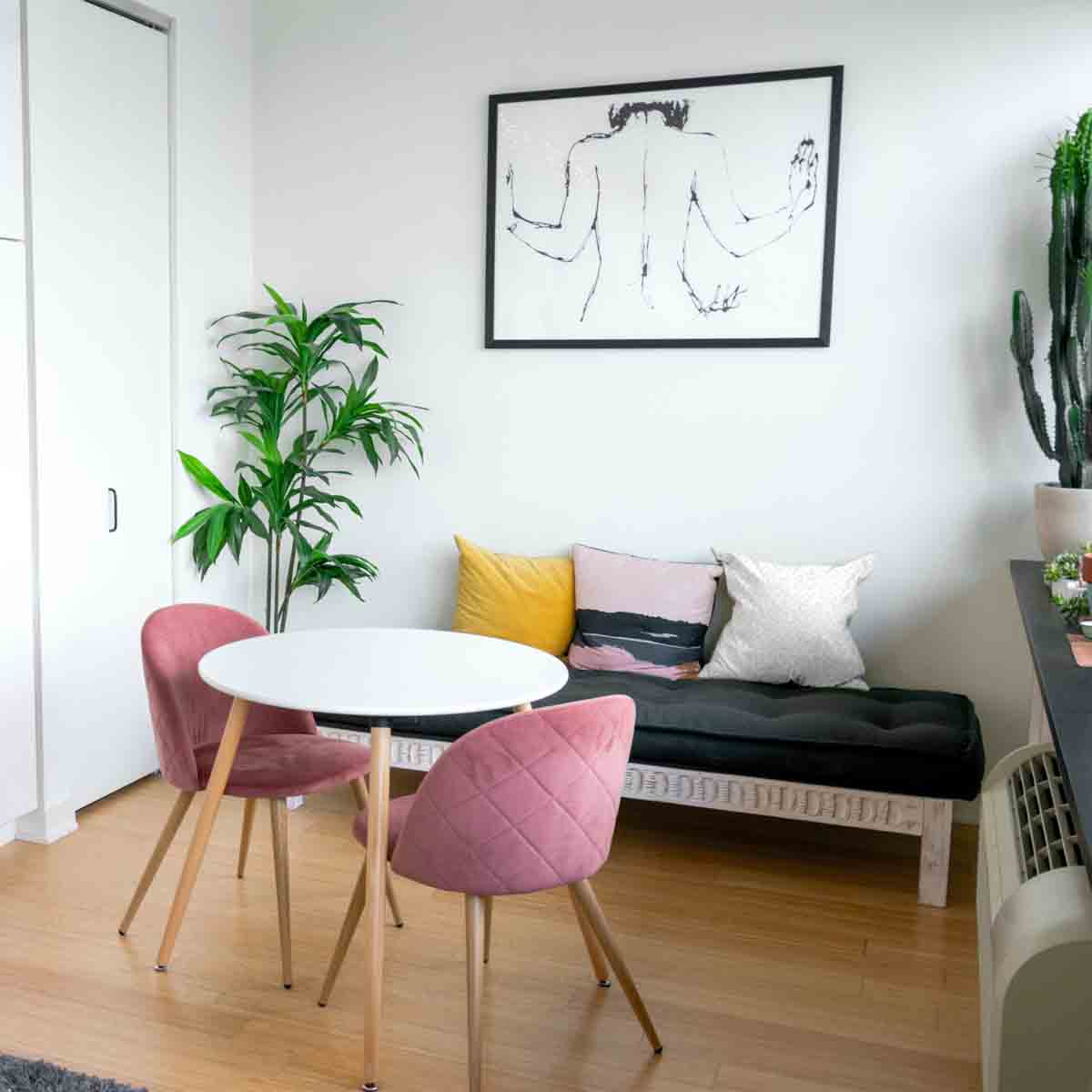 Coussin de santé blanc avec de délicates branches