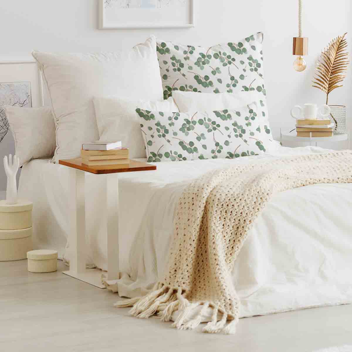 Coussin de santé blanc avec branches d'eucalyptus