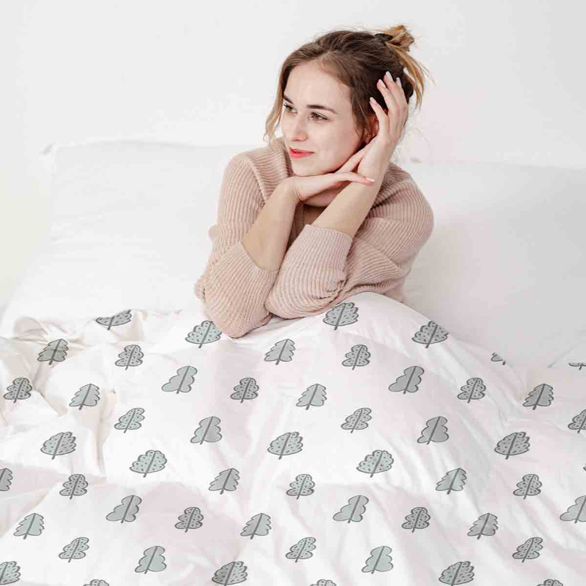 Ensemble de literie avec couverture thérapeutique blanc avec petits arbres