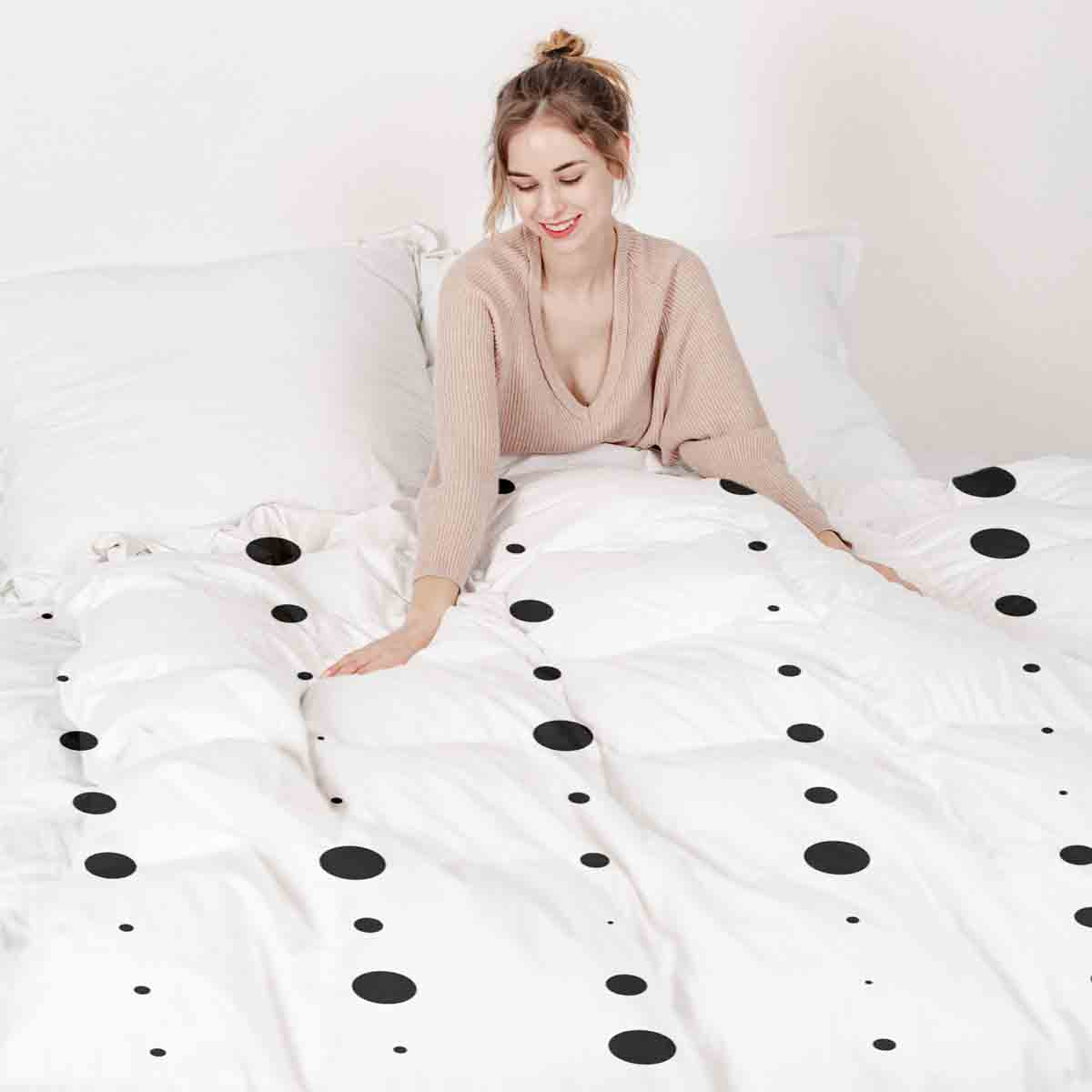 Couette thérapeutique Ensemble de literie blanc avec des points noirs