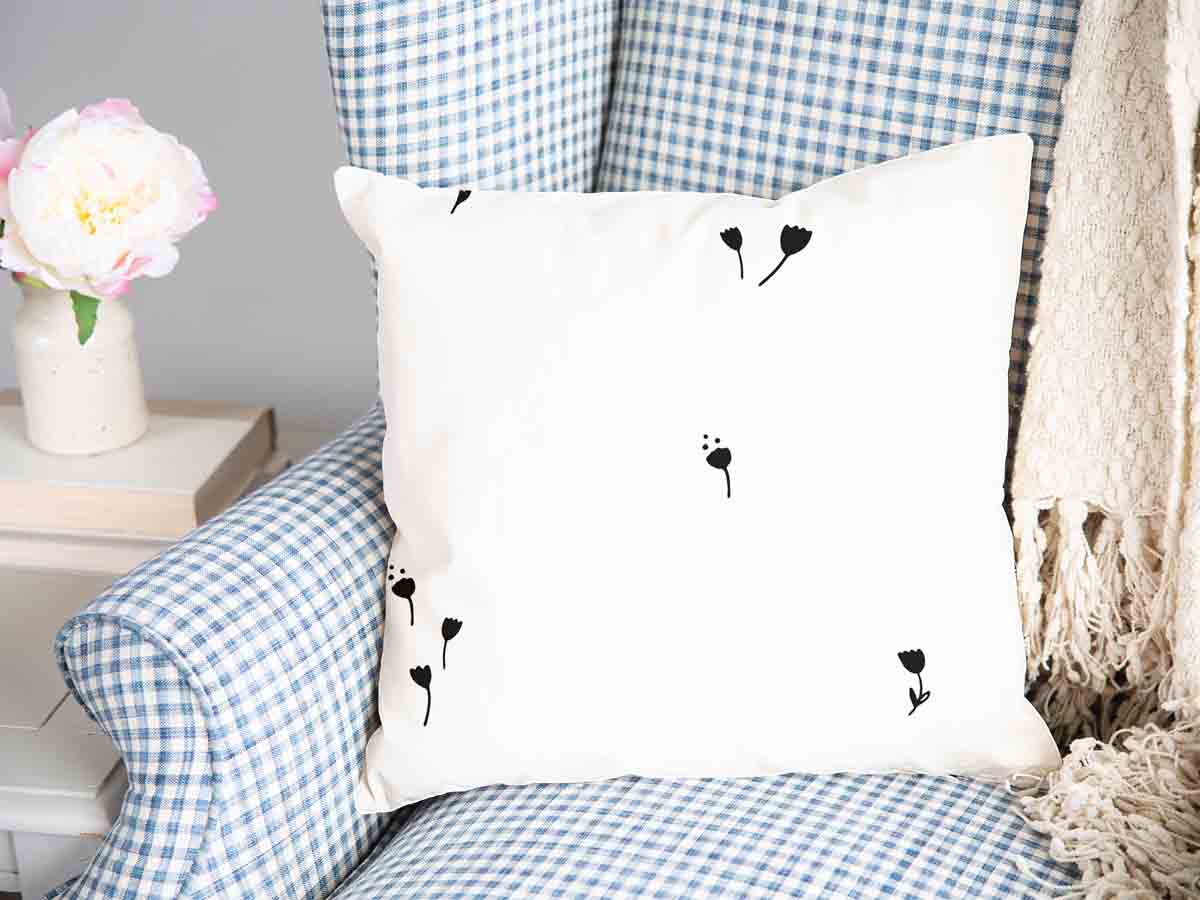 Coussin de santé blanc avec pissenlits noirs