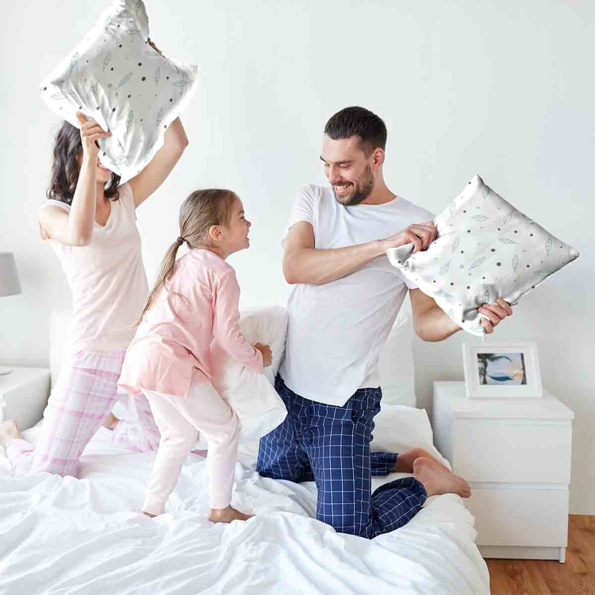 Coussin de santé blanc avec plumes et points