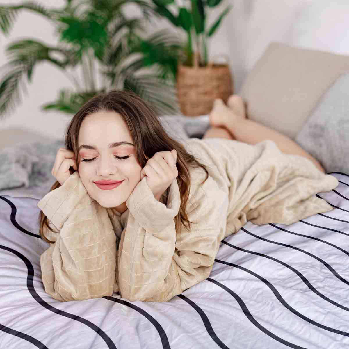Ensemble de linge de lit avec couverture thérapeutique motif ondulé gris clair